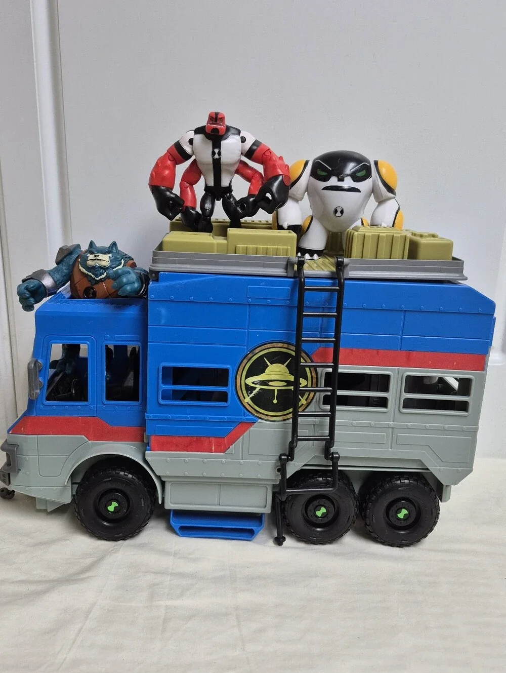 Ben 10 2017 Rustbucket Transforming Vehicle Playset Van RV + 3 Figures!
